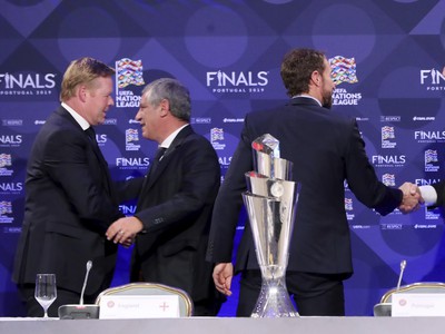 Tréneri futbalových reprezentácií, zľava Holandska Ronald Koeman, Portugalska Fernando Santos, Anglicka Gareth Southgate a Švajčiarska Vladimir Petkovič sa vítajú na tlačovej konferencii po žrebe semifinále záverečného turnaja Ligy národov UEFA 2018/2019 v írskom Dubline