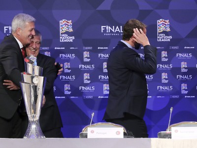 Zľava tréner futbalistov Švajčiarska Vladimir Petkovič a tréner portugalskej futbalovej reprezentácie Fernando Santos sa objímajú vedľa pohárovej trofeje pre víťaza, vpravo tréner futbalistov Anglicka Gareth Southgate počas tlačovej konferencie po žrebe semifinále záverečného turnaja Ligy národov UEFA 2018/2019 v írskom Dubline