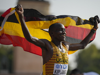 Uganďan Victor Kiplangat sa teší po zisku zlatej medaily v maratóne na MS v atletike v Budapešti