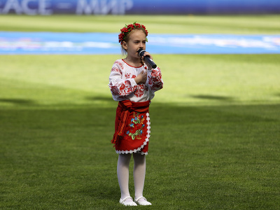 Sedemročné dievča Amelia Anisovičová z Charkova spieva ukrajinskú národnú hymnu pred futbalovým zápasom 3. kola Ligy národov Ukrajina - Arménsko 11. júna 2022 v Lodži.