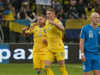 Hráči Ukrajiny oslavujú gól