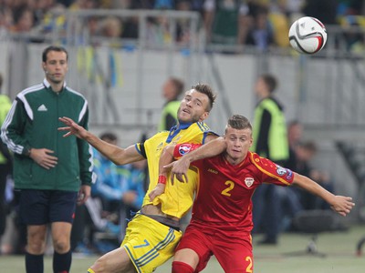 Andriy Jarmolenko a Egzijan Alilovski v súboji Ukrajiny s Macedónskom