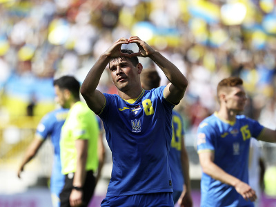 Ukrajinský futbalista Ruslan Malinovskyj sa teší z prvého gólu