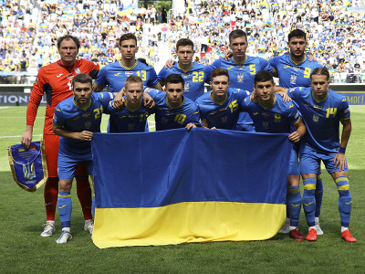 Ukrajinskí futbalisti pózujú pred futbalovým zápasom 3. kola Ligy národov Ukrajina - Arménsko