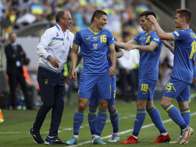 Ukrajinský futbalista Vitalij Mykolenko (uprostred) sa teší z tretieho gólu