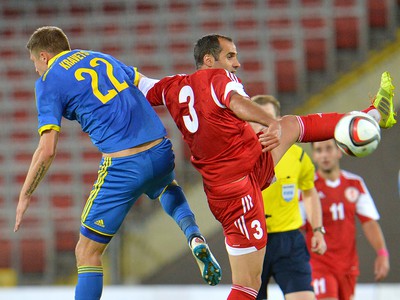 Artem Kravets (vľavo) - strelec úvodného gólu v zápase Ukrajina - Luxembursko