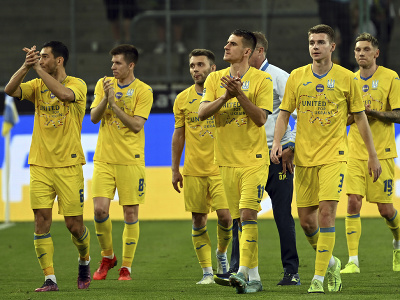 Futbalisti Ukrajiny tlieskajú fanúšikom