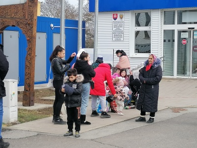 Ženy s deťmi prichádzajúce na Slovensko z Ukrajiny na slovenskej strane hraničného priechodu pre peších v obci Veľké Slemence