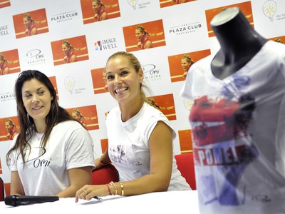 Úradujúca wimbledonská šampiónka Marion Bartoliová z Francúzska a slovenská tenistka Dominika Cibulková predstavili Cibulkovej novú kolekciu oblečenia vlastnej značky.
