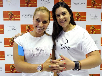 Úradujúca wimbledonská šampiónka Marion Bartoliová z Francúzska a slovenská tenistka Dominika Cibulková predstavili Cibulkovej novú kolekciu oblečenia vlastnej značky.
