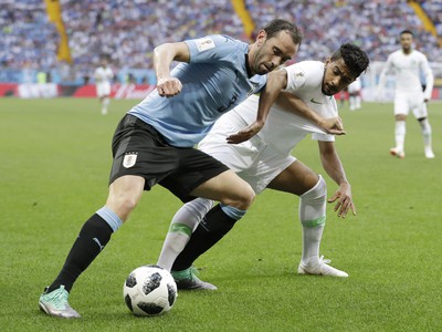 Diego Godin v súboji o loptu 