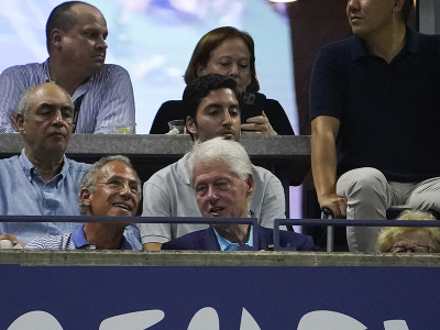 Bývalý americký prezident Bill Clinton počas zápasu US Open