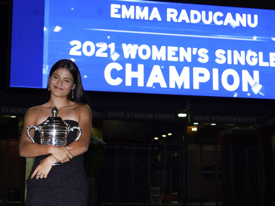 Britská tenistka Emma Raducanuová s trofejou za víťazstvo na US Open 2021