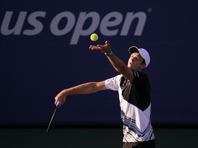 Hubert Hurkacz podáva v 1. kole US Open