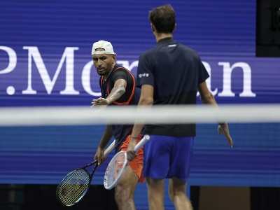 Austrálsky tenista Nick Kyrgios a Rus Daniil Medvedev