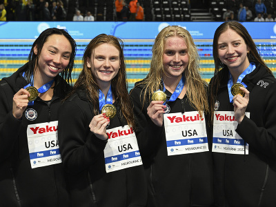 Americké plavkyne oslavujú zlaté medaily