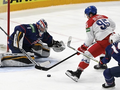 Český hokejista Matěj Blümel (uprostred) prekonáva amerického brankára  Jeremyho Swaymana