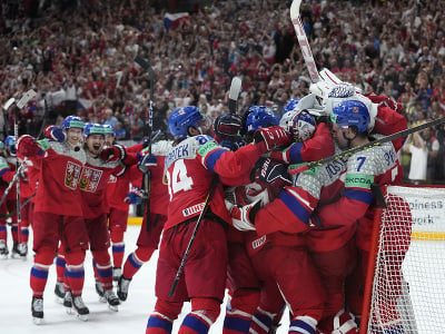Hráči Česka oslavujú postup do semifinále cez USA