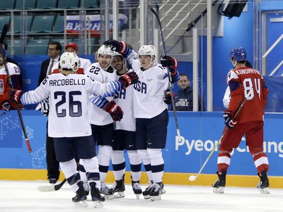 Americký útočník Ryan Donato (v strede) oslavuje so spoluhráčmi svoj gól vo štvrťfinálovom zápase Česko - USA