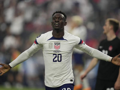 Folarin Balogun (USA) oslavuje gól vo finále Ligy národov