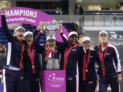 Reprezentantky USA s víťaznou trofejou po triumfe vo Fed Cupe