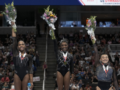 Americká gymnastka Simone Bilesová (uprostred) oslavuje triumf na domácom šampionáte