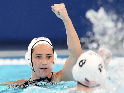 Americká hráčka Maggie Steffensová oslavuje po tom, ako skórovala vo finále vodného póla žien proti Maďarsku