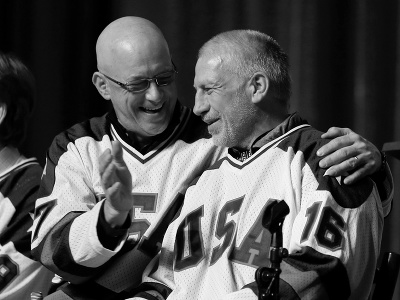 Jack O'Callahan a Mark Pavelich (vpravo)