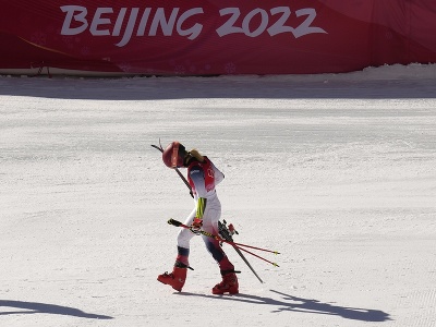 Americká reprezentantka v alpskom lyžovaní Mikaela Shiffrinová odchádza po prehre v semifinále proti Nemecku v súťaži tímov na ZOH v Pekingu