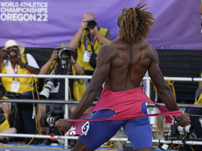 Američan Noah Lyles oslavuje zisk zlatej medaily na MS v atletike