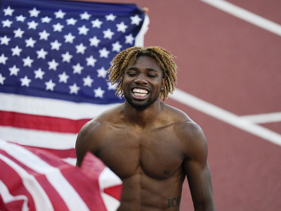 Noah Lyles v eufórii oslavuje zisk zlatej medaily