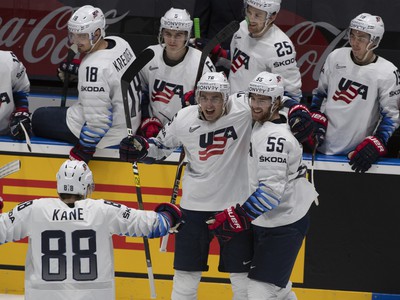 Na snímke radosť hráčov USA po strelení gólu