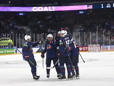 Na snímke hokejsti USA