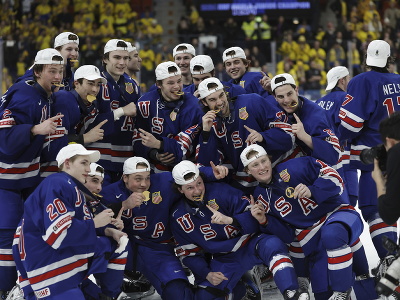Radosť amerických hokejistov do 20 rokov zo zlatej medaily