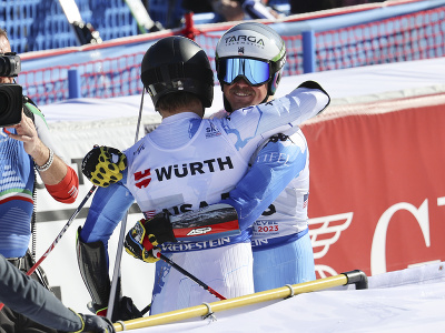 Reprezentanti USA sa radujú zo zlatých medailí v tímovej súťaži na MS v lyžovaní