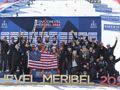 Lyžiari USA oslavujú zlatú medailu z tímovej súťaži na MS v lyžovaní