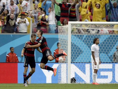 Thomas Müller a Miroslav Klose oslavujú víťazný gól Nemecka
