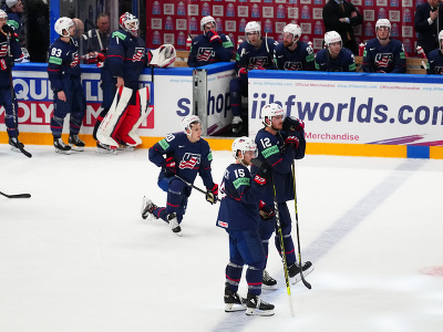 Sklamaní hokejisti USA po prehratom súboji o bronz s Lotyšskom