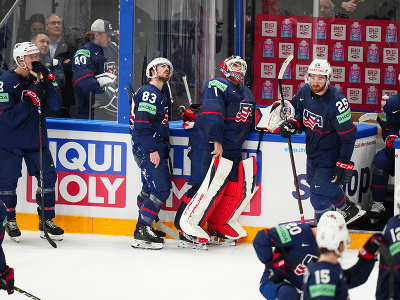 Sklamaní hokejisti USA po prehratom súboji o bronz s Lotyšskom