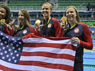 Na snímke americké plavkyne, sprava Lilly Kingová, Dana Vollmerová, Kathleen Bakerová a Simone Manuelová oslavujú zlaté medaily