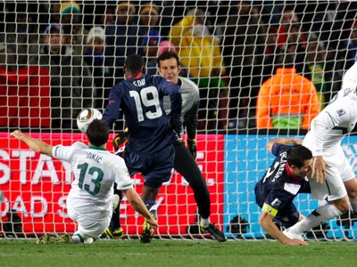 Maurice Edu strieľa gól,