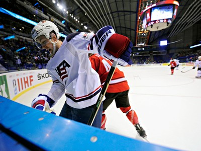 Derek Stepan v súboji