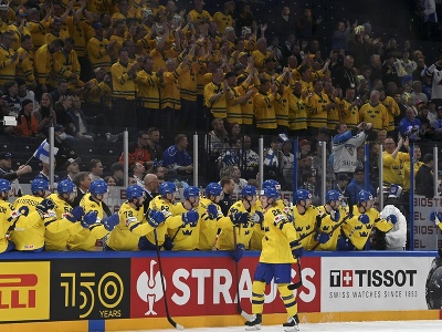 Rasmus Dahlin oslavuje gól so spoluhráčmi