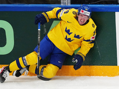 Amerického hokejistu Michaela Eyssimonta suspendovali na jeden zápas za faul kolenom na Švéda Rasmusa Sandina