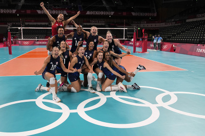 Na snímke volejbalistky USA oslavujú postup do finále turnaja žien po víťazstve v semifinále nad hráčkami Srbska 3:0 na sety