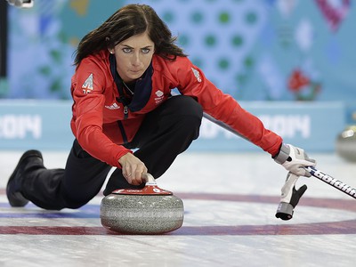 Britka Eve Muirheadová v zápase curlingu proti USA