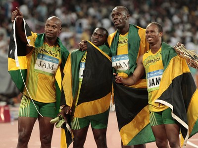 Jamajská štafeta v zložení Usain Bolt (druhý sprava), Michael Frater (vpravo), Asafa Powell (vľavo) a Nesta Carter (druhý vľavo) 