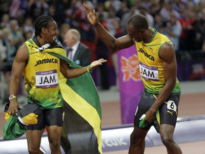 Usain Bolt a Yohan Blake v cieli štafety na 4 x 100 metrov