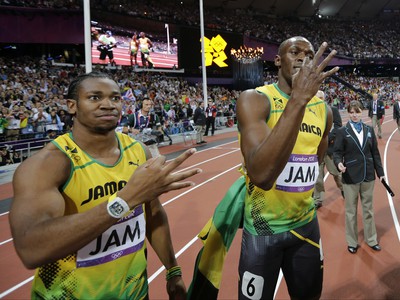 Usain Bolt a Yohan Blake v cieli štafety na 4 x 100 metrov