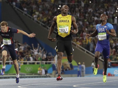 Usain Bolt vyhral zlato vo finále na 200 metrov. Vľavo tretí Francúz Christophe Lemaitre a vpravo šiesty Američan Lashawn Merritt.